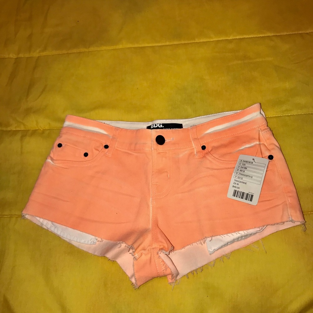 FREE TOP/“NWT” BDG SUPER SHORTIE SHORTS